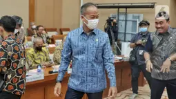 Menteri Perindustrian Agus Gumiwang Kartasasmita tiba untuk mengikuti rapat kerja dengan komisi VII DPR RI di Jakarta, Rabu (7/12/2022). Dalam rapat kerja tersebut membahas Realisasi Anggaran triwulan III TA 2022,Strategi peningkatan daya saing industri pembangunan kapal dan kedirgantaraan di dalam negeri, Pengembangan Industri Farmasi, Industri Alat Kesehatan, dan Industri Elektronika, Kebijakan percepatan kendaraan listrik dan industri baterai di Indonesia, dan Hasil G20 sektor Perindustrian. (Liputan6.com/Angga Yuniar)