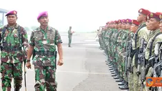 Citizen6, Surabaya: Prosesi penyematan brevet dipimpin Wadan Kobangdikal Brigjen TNI Marinir P. Verry Kunto. G. di lapangan Hangar Skuadron 400 Lanudal Juanda Surabaya, Jumat, (20/1). (Pengirim: Penkobangdikal)