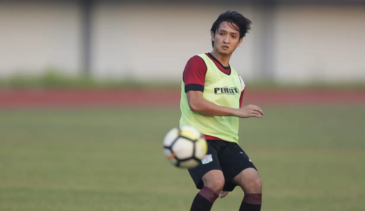 Pemain Persita Tangerang melepaskan tendangan saat latihan di Stadion Sport Center, Tangerang, Selasa (28/5). Latihan ini persiapan jelang laga Liga 2 2019. (Bola.com/Vitalis Yogi Trisna)