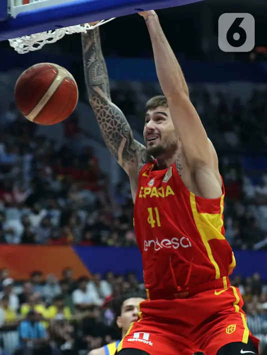 Pemain timnas basket Spanyol, Juancho Hernangomez saat mencetak angka pada penyisihan Grup G FIBA World Cup 2023 melawan Brasil di Indonesia Arena, Gelora Bung Karno, Jakarta, Senin (28/8/2023). (Liputan6.com/Helmi Fithriansyah)