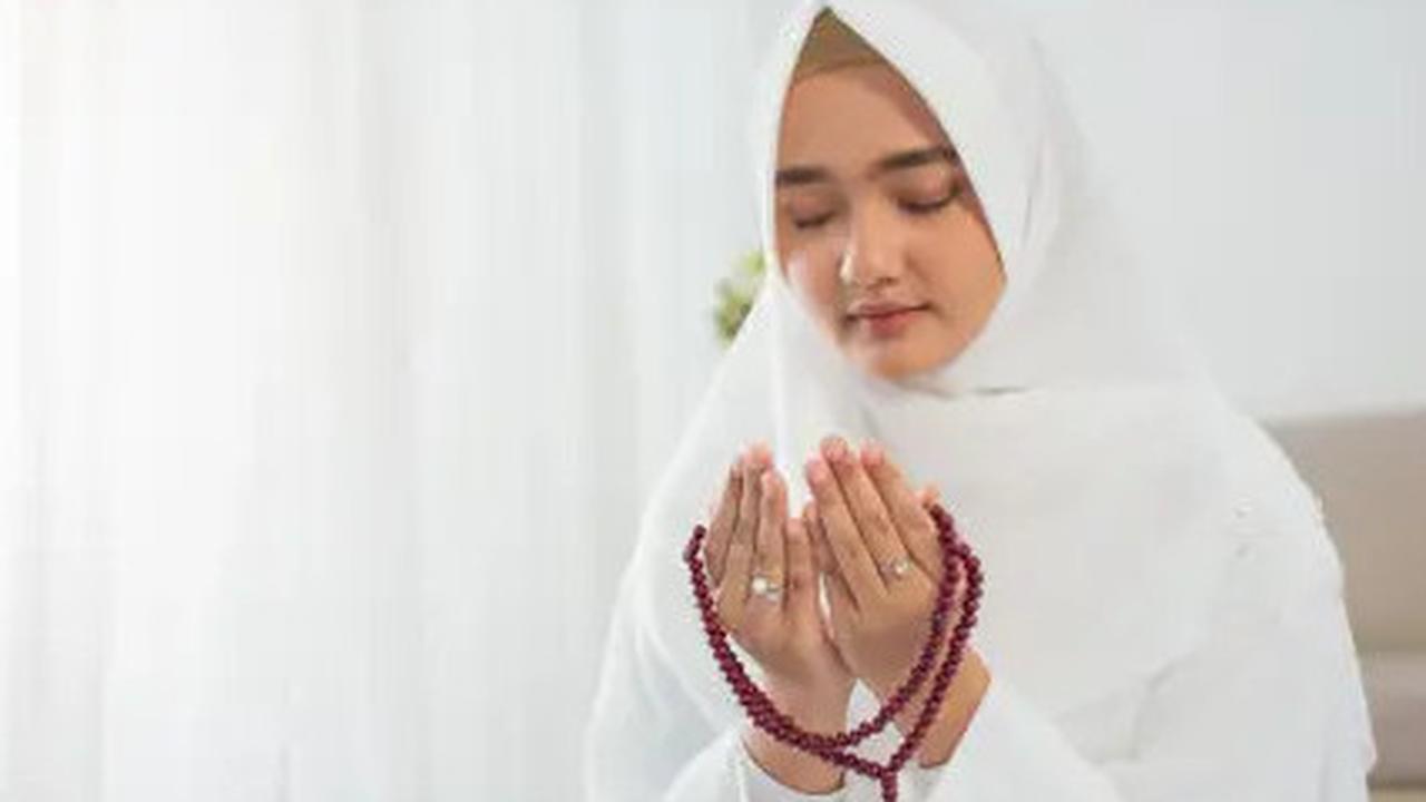 Top 3 Islami: 6 Model Gamis Brokat Navy untuk Wanita Usia 30-an, Tren Pilihan Busana Muslimah Idul Adha 2025