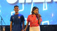 Gian Zola dan pacarnya, Ghea Youbi pada acara launching Arema di Stadion Gajayana, Malang, Rabu (21/7/2022). (Bola.com/Iwan Setiawan)