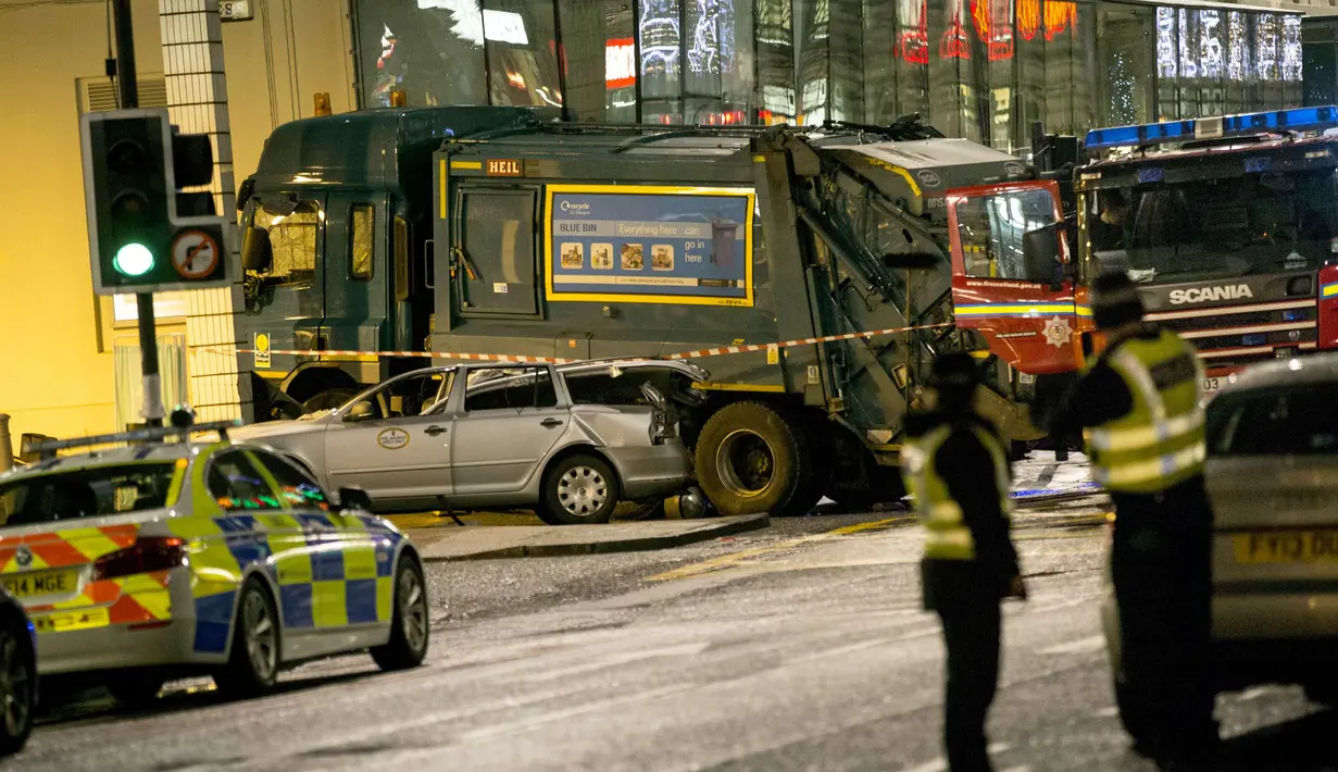 Sebuah truk sampah kehilangan kendali dan masuk ke jalur pejalan kaki di pusat Kota Glasgow, Skotlandia, Selasa (23/12/2014). (REUTERS/Stringer)