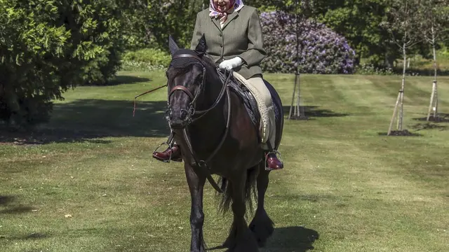 Ratu Elizabeth menunggangi kuda di kompleks istana setelah masa lockdown. (Steve Parsons/Pool via AP)