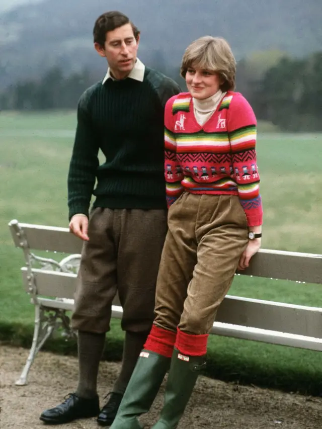 [Bintang] Mix and Match: Bangga Putranya Menikah, Intip 10 Gaya Kasual Mendiang Putri Diana yang Timeless