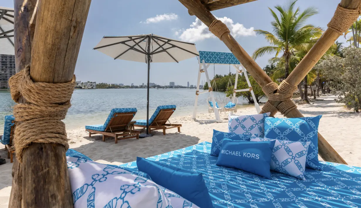 Gazebo dengan elemen khas Tory Burch menambah keistimewaan dalam bergaya.  [Foto: Tory Burch]