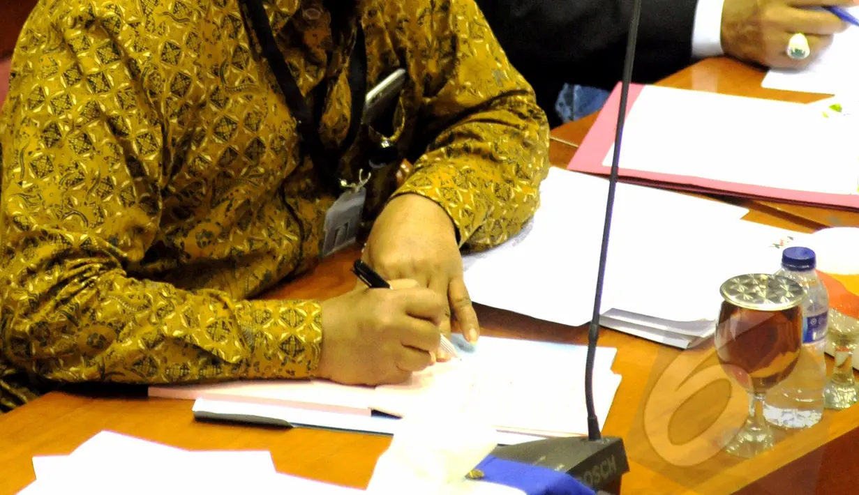 Plt Pimpinan KPK,  Taufiequrachman Ruki (kiri) dan PPATK, Yunus Husein saat mengikuti rapat dengar pendapat jelang fit dan propertest calon Kapolri Badrodin Haiti, Jakarta, Kamis (9/4/2015). (Liputan6.com/Andrian M Tunay)