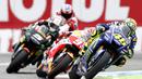 Pebalap Movistar Yamaha, Valentino Rossi, memacu kendaraannya saat MotoGP Belanda di Sirkuit Assen, Assen, Minggu (25/6/2017). Riders asal Italia itu memiliki catatan waktu 41 menit 41,149 detik. (AFP/Vincent Jannink) 