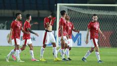 Timnas Indonesia harus puas dengan hasil imbang 0-0 menghadapai Bangladesh dalam laga uji coba FIFA Matchday di Stadion Si Jalak Harupat, Soreang, Kabupaten Bandung, Rabu (1/6/2022) malam WIB. Marc Klok dan kawan-kawan gagal menembus benteng pertahanan yang dibangun para pemain Bangladesh sepanjang pertandingan. (Bola.com/M. Iqbal Ichsan)
