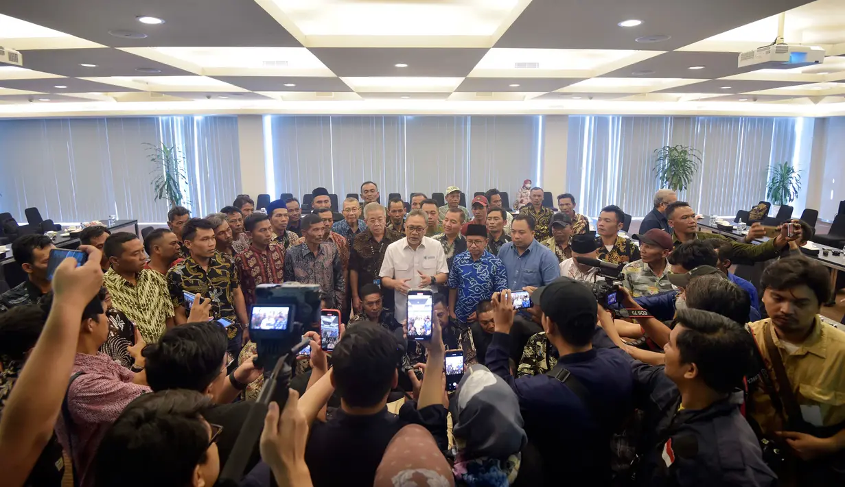 Suasana saat Menteri Perdagangan Zulkifli Hasan (tengah) melakukan pertemuan dengan petani tembakau di Kudus. (Foto: Kementerian Perdagangan RI)