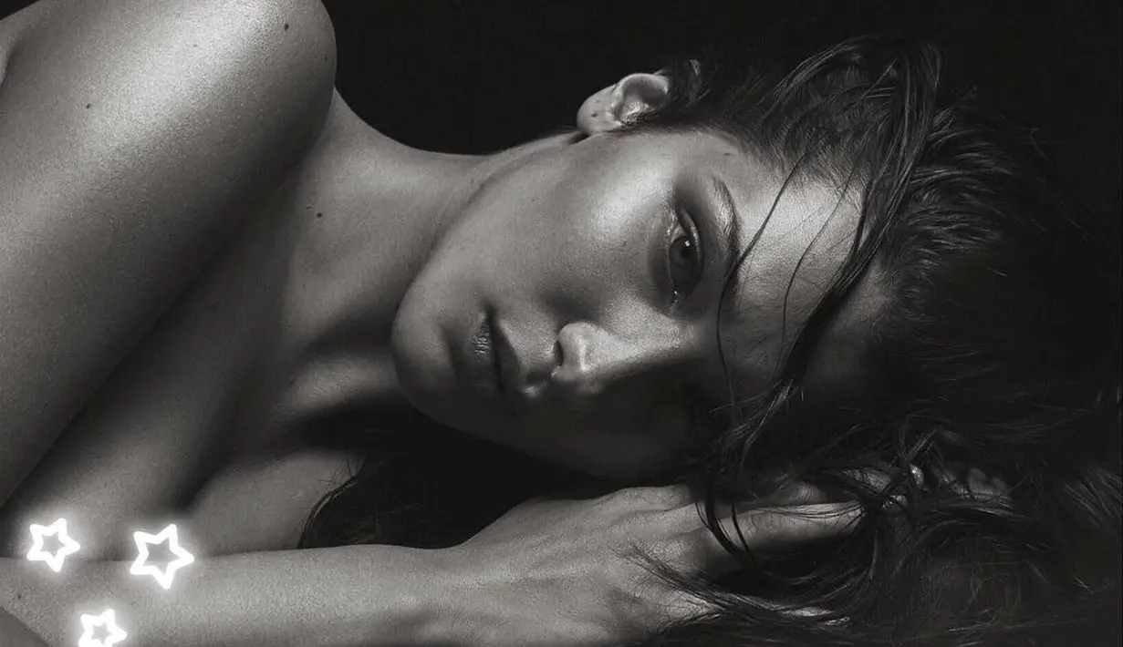 Jadi, siapa bilang model kelas dunia selalu merasa percaya diri akan bentuk tubuhnya? (instagram/bellahadid)