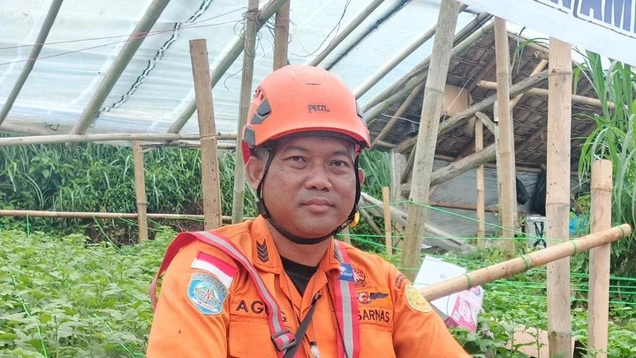 Anggota Basarnas pada Kantor SAR Bandung, Agung Suprianto