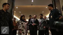 Menteri Susi Pudjiastuti saat menerima Menteri Pertanian Malaysia Dato Shabery Cheek (ketiga kiri), Jakarta, Jumat (29/4/2016). Pertemuan membahas penanganan pemberantasan pencurian ikan (illegal fishing) di kedua negara.(Liputan6.com/Faizal Fanani)