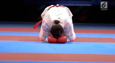 Atlet timnas karateka putri Indonesia, Srunita Sari sujud syukur usai mengalahkan karateka asal Thailand, Paweena Raksachart dengan skor 6-0 dalam nomor kumite bawah 50 kg putri Sea Games 2017, Kuala Lumpur, Malaysia, (22/8). (Liputan6.com/Faizal Fanani)