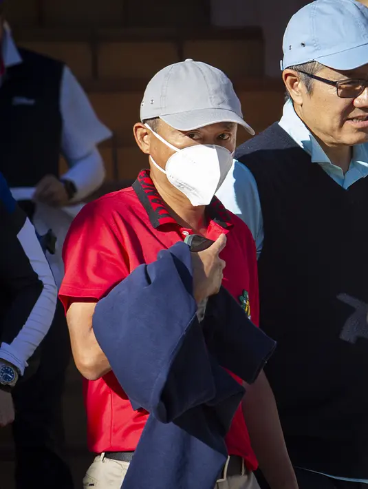 Jack Ma, salah satu pendiri dan mantan ketua eksekutif Alibaba Group, terlihat di Santa Ponsa, pulau Mallorca, Spanyol, Rabu (20/10/2021). Perjalanan ke Spanyol ini dilakukan setelah Ma menghabiskan waktu bersama keluarganya di Hong Kong pada pertengahan Oktober lalu. (JAIME REINA / AFP)