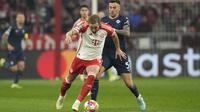 Pemain Bayern Munchen, Harry Kane, berebut bola dengan pemain Lazio, Matias Vecino, pada laga leg kedua babak 16 besar Liga Champions yang dihelat di Allianz Arena, Rabu (6/3/2024). (AP Photo/Matthias Schrader)