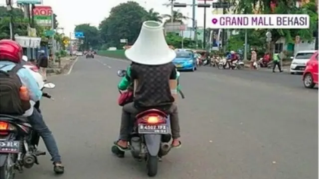 Nyeleneh, 8 Tingkah Kocak Penumpang Ojek Online Saat Pakai Helm