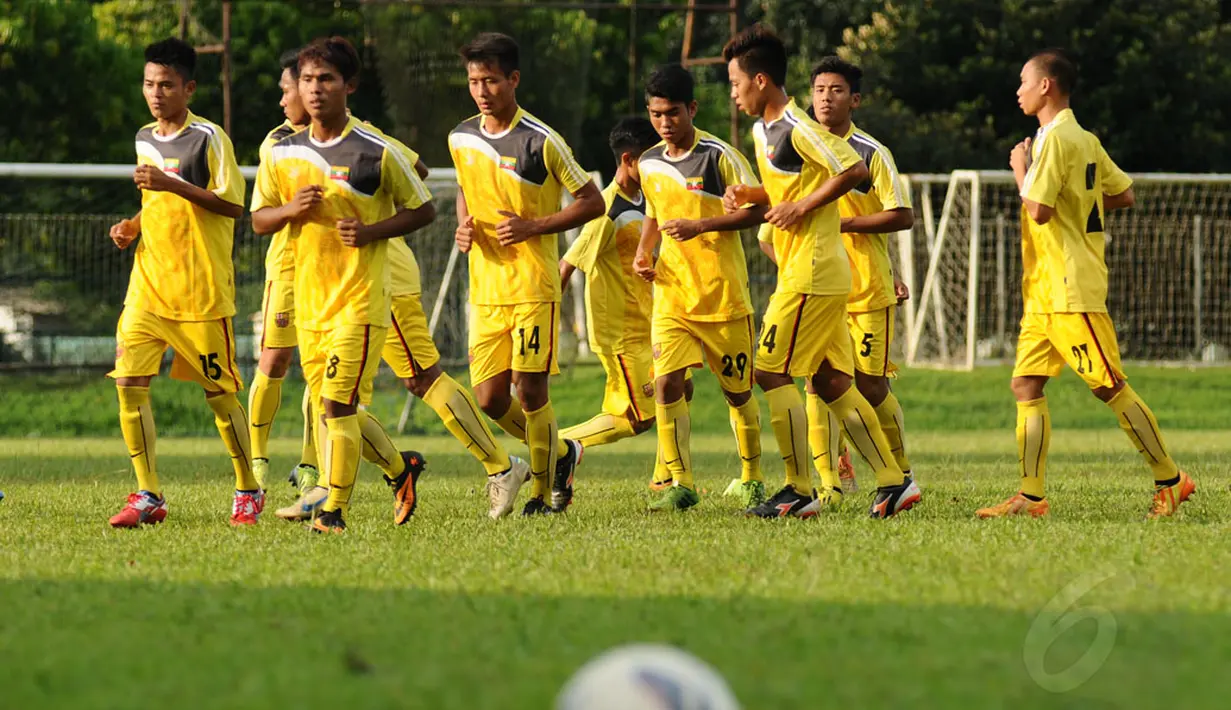 Jelang berlaga melawan Timnas Indonesia U19, 23 pemain Myanmar melakukan latihan ringan di lapangan C Senayan Jakarta, (4/5/2014). (Liputan6.com/Helmi Fithriansyah)