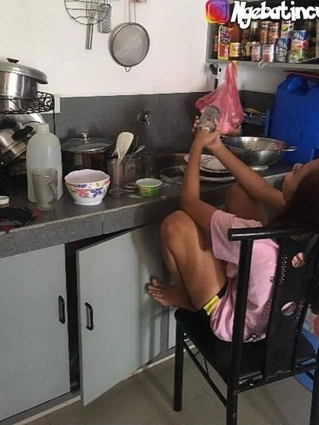 6 Potret Nyeleneh Orang Saat Cuci Piring Ini Bikin Tepuk Jidat