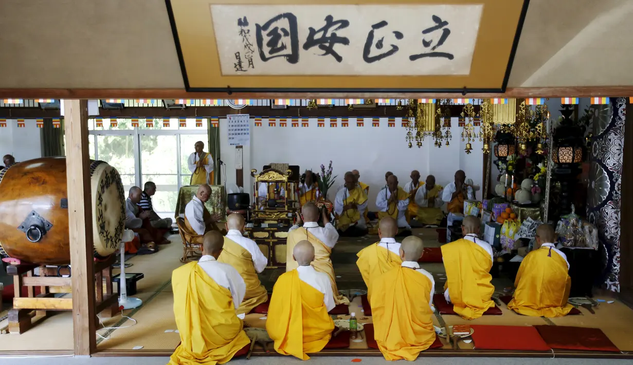 Para Biksu berdoa untuk korban 1.945 bom atom di kuil Nipponzan Myohjii, Nagasaki, Jepang, (8/8/ 2015). Sekitar 40.000 warga Jepang tewas akibat serangan bom atom kedua yang dilakukan AS pada 9 Agustus 1945. (REUTERS/Toru Hanai)