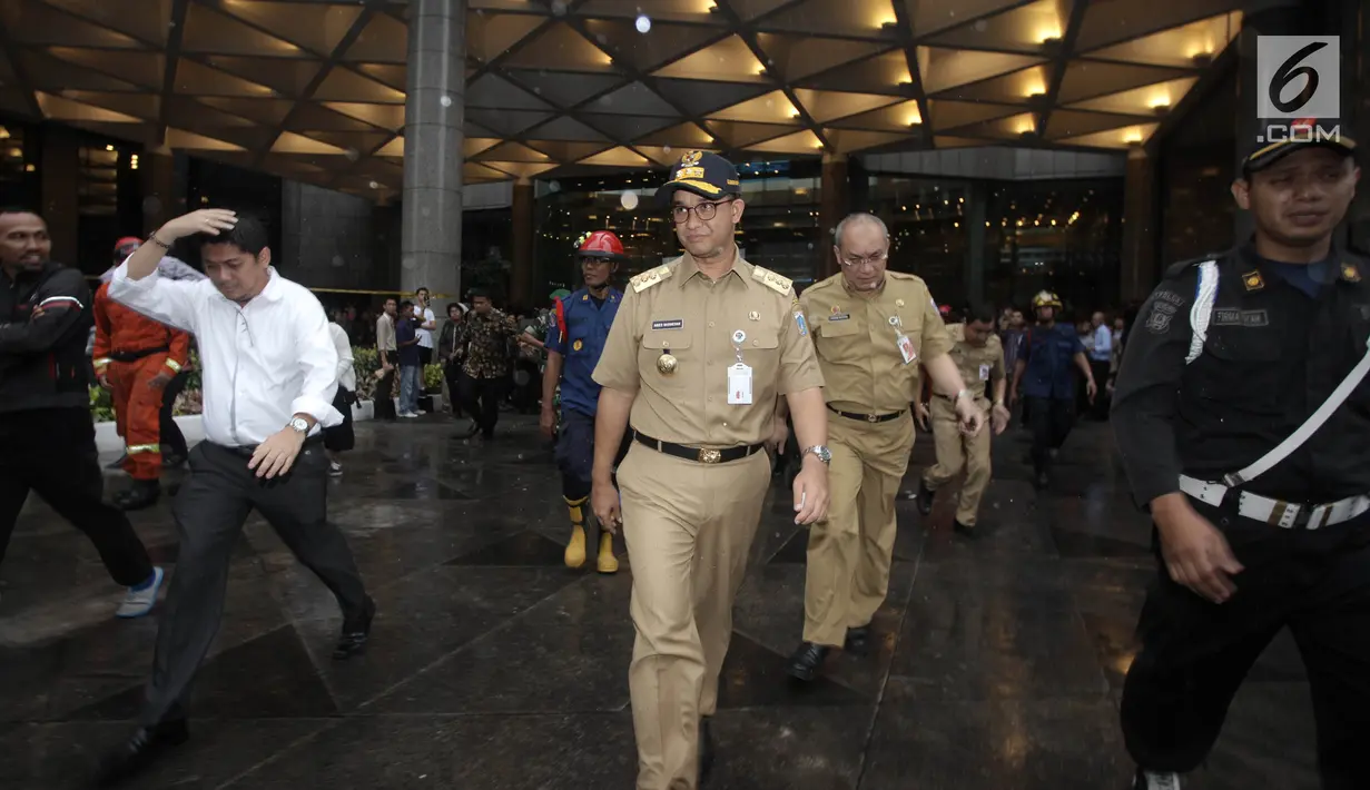 Gubernur DKI Jakarta Anies Baswedan saat meninjau Gedung Bursa Efek Indonesia (BEI), Jakarta, Senin (15/1). Polisi masih menyelidiki insiden ambruknya balkon tersebut. (Liputan6.com/Arya Manggala)
