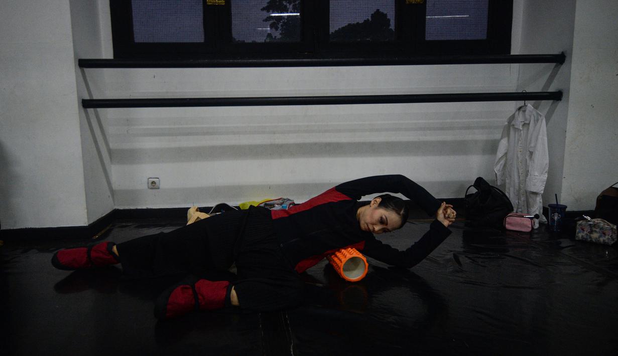 Seorang anggota Ballet Sumber Cipta saat latihan jelang pertunjukan balet virtual To Live To Love To Dance, Jakarta, Minggu (25/7/2020). Di tengah pandemi COVID-19, Ballet Sumber Cipta akan tampil dalam pertunjukan balet virtual pertama mereka pada 26 Juli 2020. (Xinhua/Agung Kuncahya B.)