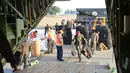 Satgas Pasukan Reaksi Cepat Penanggulangan Bencana (PRCPB) Marinir memasukkan logistik bantuan ke dalam pesawat angkut C-130 Hercules TNI Angkatan Udara menuju Lombok dari Lanud Halim Perdanakusuma, Jakarta, Senin (6/8). (Liputan6.com/HO/Dispen Kormar)