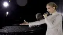 Celine Dion comeback ke panggung menyanyikan lagu klasik Edith Piaf "L'Hymne A l'Amour" untuk menutup upacara pembukaan Olimpiade Paris.  (Olympic Broadcasting Services via AP)