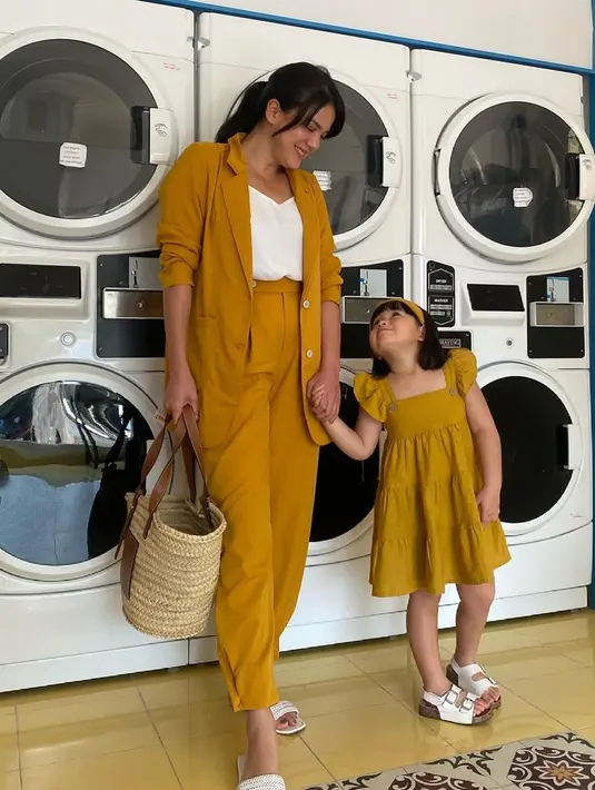 Sejak membuat unggahan pada Senin (28/6/2021), Alice mengakui sudah menjalani isolasi mandiri selama 14 hari. Ia pun terpaksa tidur terpisah dari suami dan anak-anaknya. Hal tersebut lah yang membuatnya sedih. (Instagram/alicenorin)