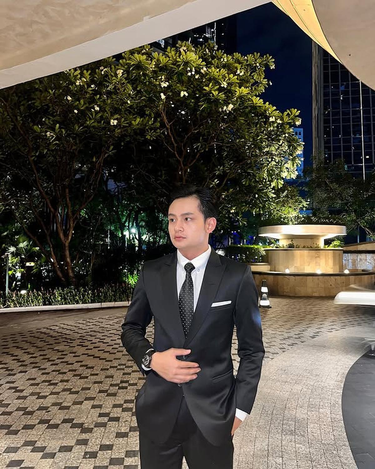 Bukan dengan Lyodra, 7 Potret Randy Martin Kondangan Bareng Sosok Tersayang Ini - Tampil Formal Pakai Setelan Jas