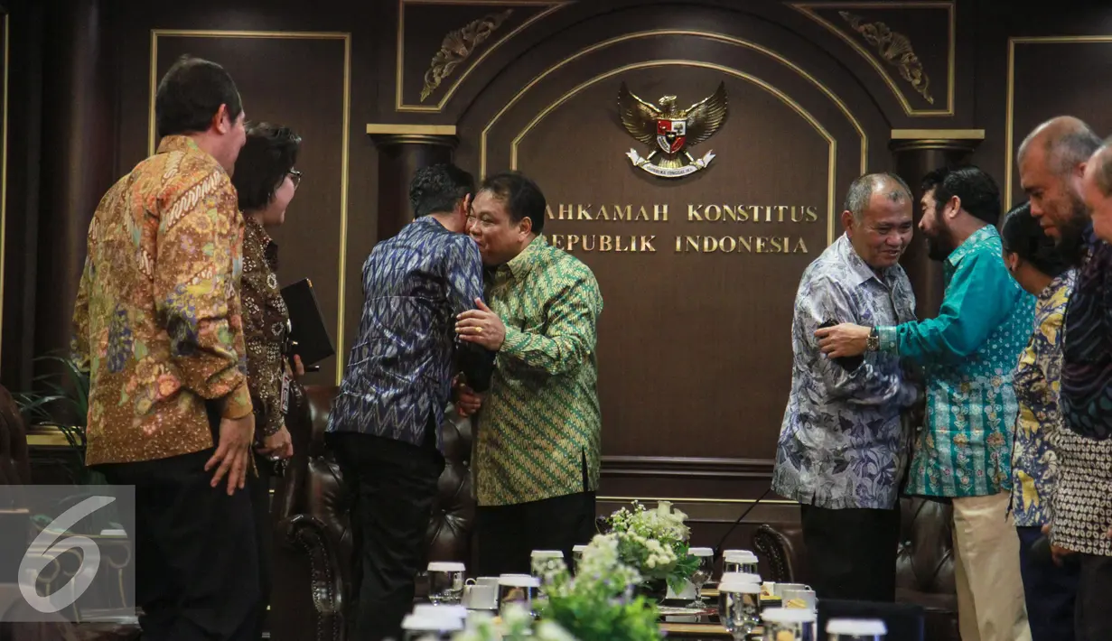 Suasana bersalaman pimpinan KPK dan MK usai pertemuan di Gedung Mahakamah Konstitusi, Jakarta, Rabu (6/1/2016). Pertemuan membahas koordinasi terkait penanganan korupsi. (Liputan6.com/Faizal Fanani)