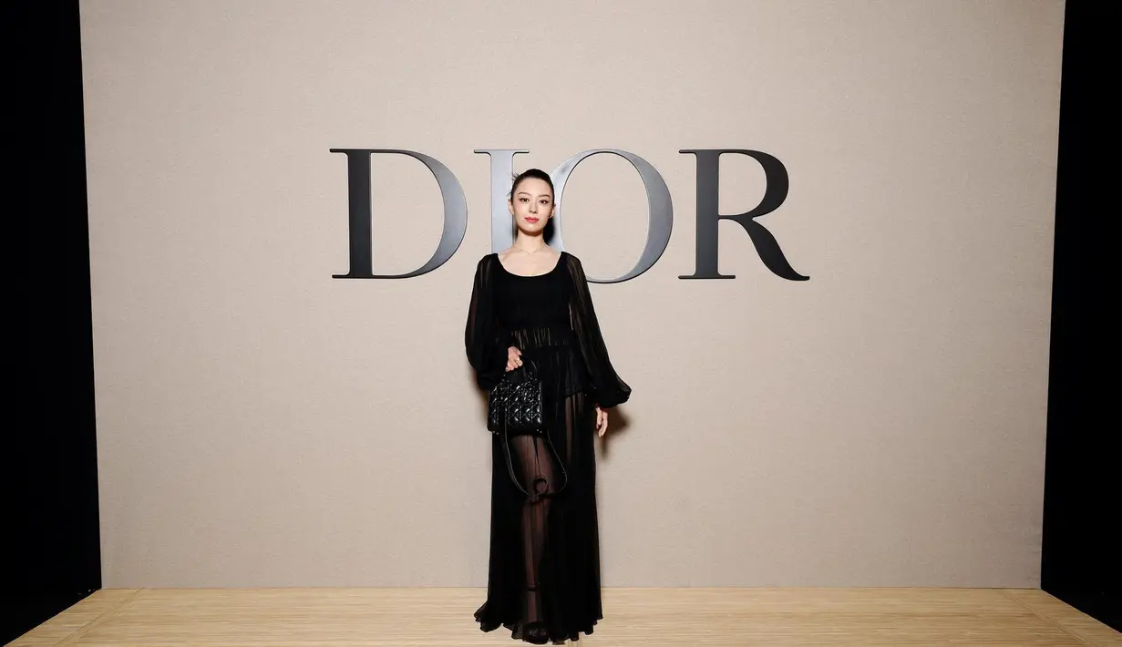 Gina Alice Redlinger tampil berani dengan gaun vintage semi transparan dari Dior Spring/Summer. Dipadukan dengan tas dan sepatu dari Dior [Dior]