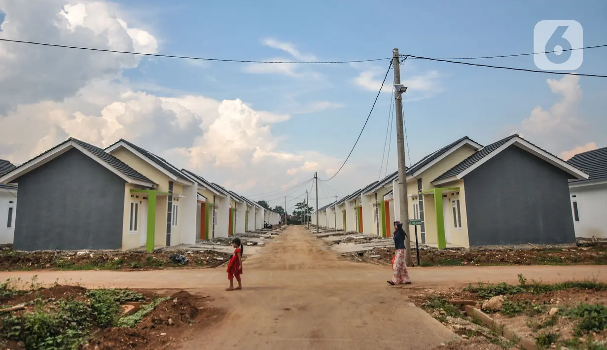 Aktivitas warga di perumahan subsidi kawasan Klapanunggal, Kabupaten Bogor, Jawa Barat, Rabu (16/6/2021). Bantuan pembiayaan perumahan subsidi sebagai upaya memenuhi kebutuhan hunian layak terutama bagi masyarakat berpenghasilan rendah (MBR). (merdeka.com/Iqbal S. Nugroho)