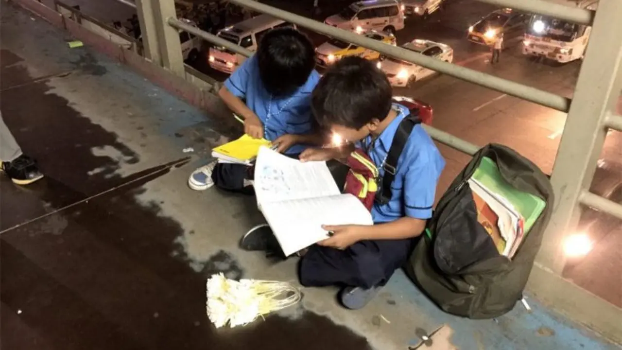 Kisah Dua Bocah yang Serius Membaca di Pinggir Jembatan