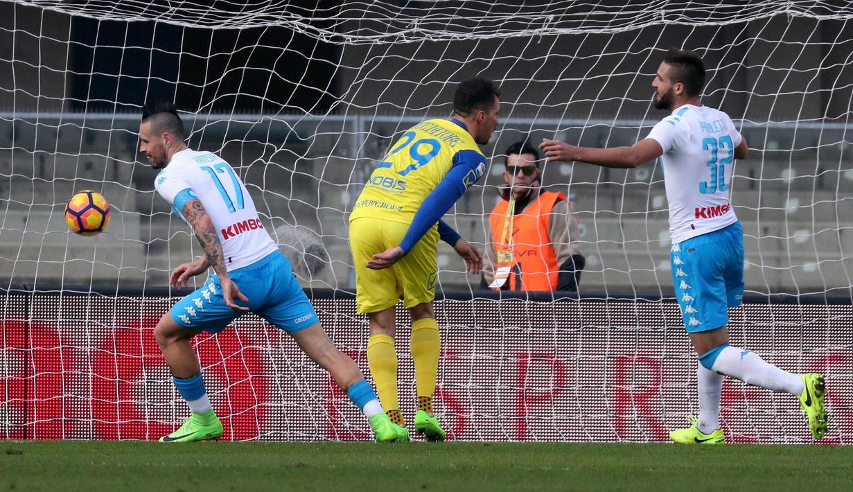 Gol Marek Hamsik membuat Napoli membuat Napoli unggul 2-1 saat melawan Chievo Verona pada lanjutan Serie A di Bentegodi stadium, Verona, (19/2/2017).  Napoli menang 3-1. (Filippo Venezia/ANSA via AP)