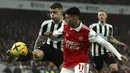 <p>Bek Newcastle United, Kieran Trippier berebut bola dengan penyerang Arsenal, Gabriel Martinelli selama pertandingan lanjutan Liga Inggris di stadion Emirates di London, Rabu (4/1/2023). Hasil ini membuat Arsenal kini mengumpulkan 44 poin di puncak klasemen dan Newcastle berada di posisi ketiga dengan 35 poin. (AP Photo/Ian Walton)</p>
