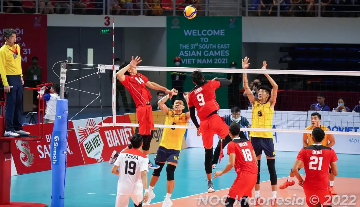 Pemain Timnas Voli Putra Indonesia, Farhan Halim (kiri) melakukan spike ke arah pemain Timnas Vietnam pada laga final SEA Games 2021 yang berlangsung di Dai Yan Sports Arena, Quang Ninh Vietnam, Minggu, 22 Mei 2022. Skuat asuhan Jiang Jie berhasil menang telak dengan skor 3-0 (25-22, 25-18, dan 25-15). (Foto: NOC Indonesia/MP Media/Gilang Riandi)