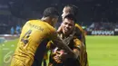 Pemain tengah Mitra Kukar, Yogi Rahadian dipeluk rekan setimnya usai mencetak gol ke gawang Semen Padang di final piala Jenderal Sudirman di Stadion GBK Jakarta, Minggu (24/1/2016). Gol Yogi dicetak pada menit 89. (Liputan6.com/Helmi Fithriansyah)