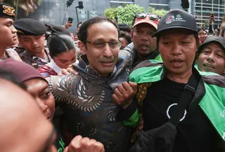 Terdakwa kasus dugaan korupsi pengadaan Chromebook di lingkungan Kemendikbudristek, Nadiem Anwar Makarim menangis bersama pendukungnya usai sidang vonis  di Gedung Pengadilan Tipikor, Jakarta Pusat, Selasa (30/6/2026). (Kapanlagi.com/ Budy Santoso)