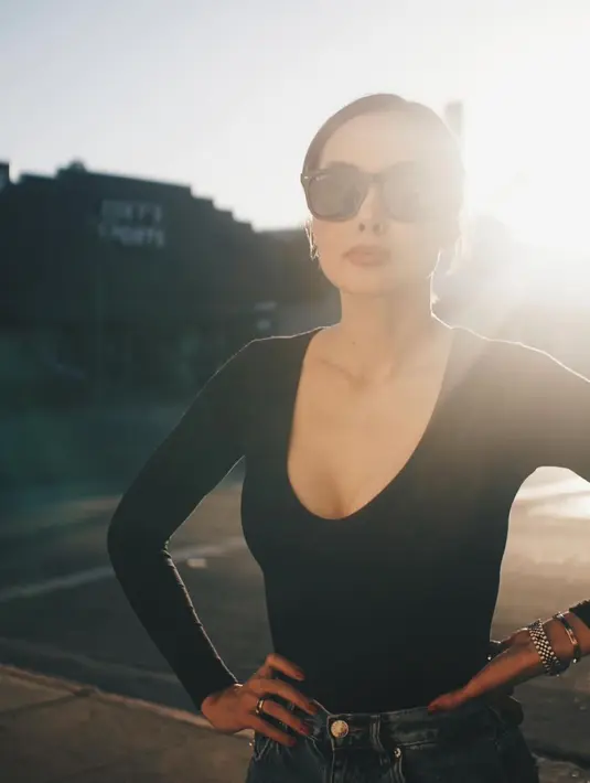 Perempuan berusia 44 tahun itu tampil simple dan casual. Memadukan atasan kaos hitam ketat lengan panjang dan dada sedikit terbuka dan celana jeans belel. [Instagram/sarawijayanto]