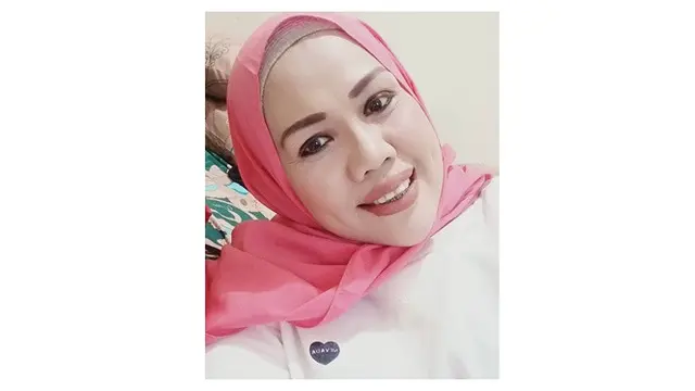 6 Potret Terbaru Elly Sugigi saat Pakai Behel, Makin Cantik