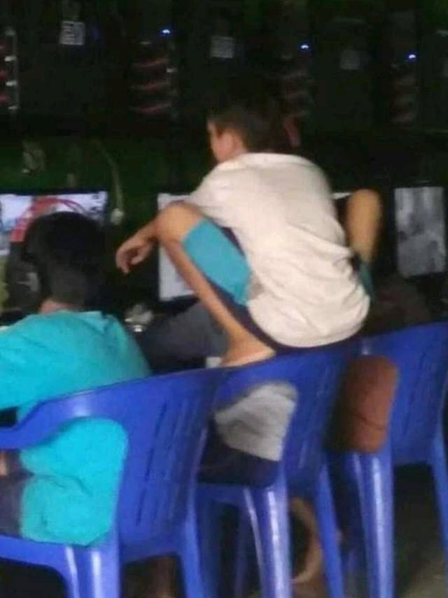 7 Potret Kocak Kejadian Tak Biasa di Warnet, Bikin Kamu Senyum