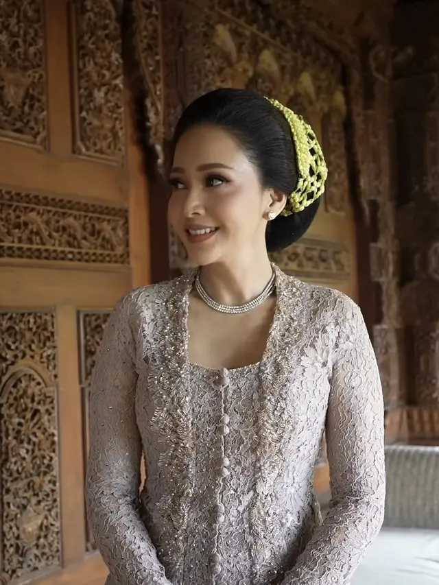 Sanggul Maia Estianty saat Siraman 7 Bulanan Alyssa Daguise. [@maiaestiantyreal]