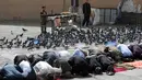 Sejumlah warga Palestina melaksanakan salat Idul Fitri 1439 H di luar masjid Shah-e-Dushamshera di Kabul, Afghanistan, Jumat, (15/6). (AP Photo/Massoud Hossaini)