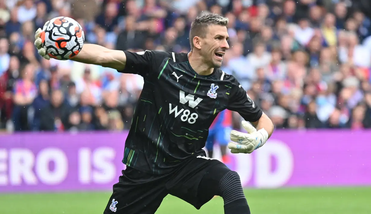 Vicente Guaita. Kiper asal Spanyol berusia 34 tahun ini total 2 kali melakukan clean sheets dari 5 laga bersama Crystal Palace. Keduanya ia bukukan saat jumpa Brentford (0-0) dan Tottenham (3-0). Di pekan kelima ia kebobolan 3 gol saat kalah 0-3 dari Liverpool. (AFP/Justin Tallis)