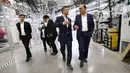 <p>Ketua Dewan Pertimbangan Kadin Anindya Novyan Bakrie (kiri) dan Duta Besar Indonesia untuk AS Rosan Roeslani (kanan) berkunjung ke pabrik Tesla terbesar di Giga Factory Texas Amerika Serikat, Selasa (26/4/2022). Pendiri SpaceX dan Tesla Elon Musk akan mengundang Presiden Joko Widodo (Jokowi) untuk mengunjungi markas SpaceX di Texas, AS pada pada pertemuan yang dijadwalkan pada 14 Mei mendatang. (Liputan6.com/HO/Kadin) </p>