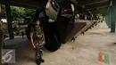 Seorang prajurit TNI bersiap di sisi kendaraan taktis Anoa di Markas Yonif Mekanis 201/Jaya Yudha, Jakarta, Rabu (2/9/2015). (Liputan6.com/Helmi Fithriansyah)