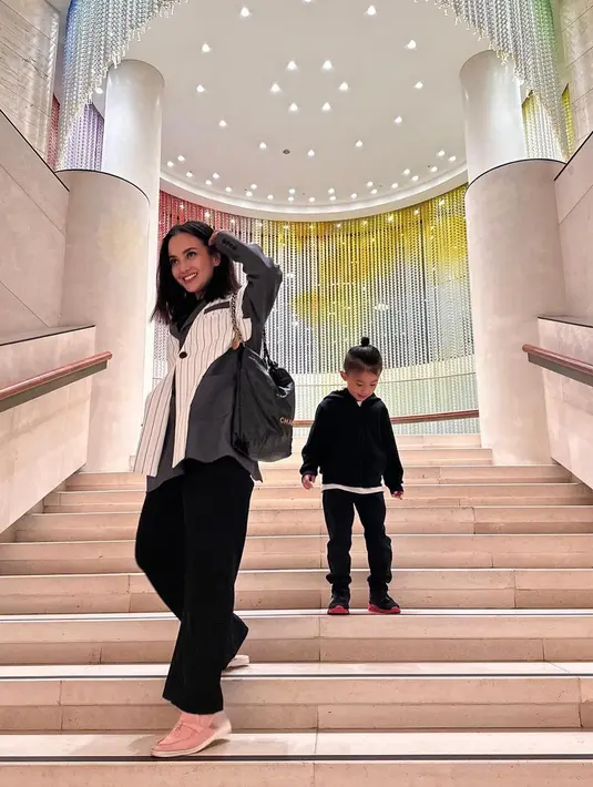 Tidak mengenakan outfit santai, Ririn Ekawati justru tampil classy casual saat liburan [@ririnekawati]