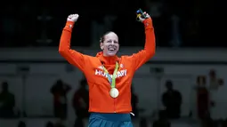 Atlet Anggar dari Hungaria, Emese Szasz saat merayakan kemenangannya meraih medali emas di Olimpiade Rio 2016, Brasil (6/8). (REUTERS)