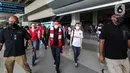 Mantan pemain sepak bola asal Inggris Michael Owen saat tiba di Bandara Soekarno Hatta, Tangerang, Banten, Selasa (20/8/2022). Meski bertubuh mungil, Owen dijuluki The Phenomenon berkat kemampuannya. (Liputan6.com/Johan Tallo)